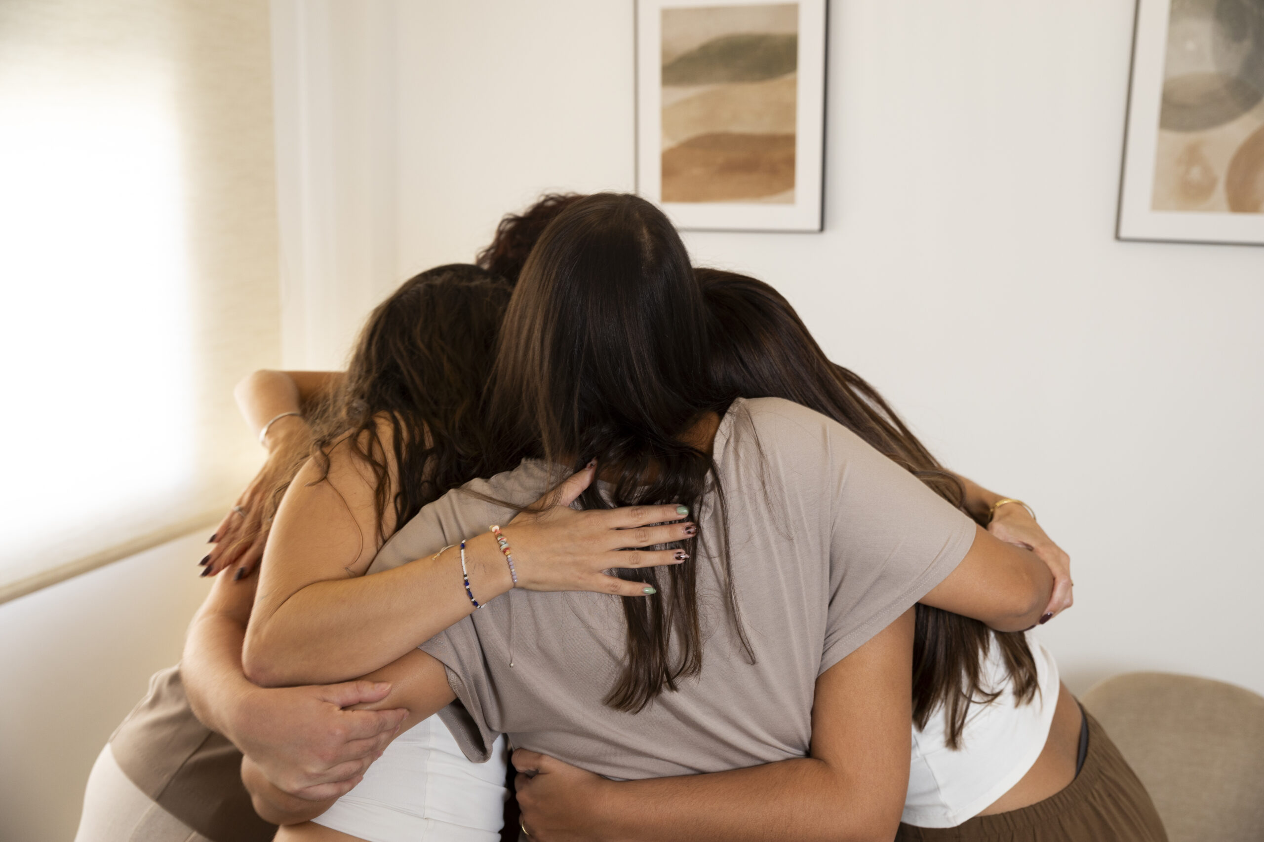 El equipo de Nuevamente Psicólogas comparte un abrazo